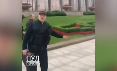 Лукашенко вместе с Колей прилетел во Дворец Независимости. Оба в бронежилетах и с автоматами в руках