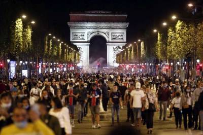 Французская полиция разогнала газом расстроенных футбольных фанатов