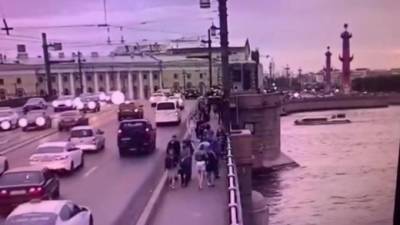На видео попал прыжок мужчины с Дворцового моста
