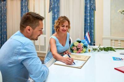Более 900 пар планируют пожениться в День города в Москве