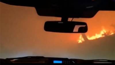 Автомобиль проехал сквозь лесной пожар в Калифорнии