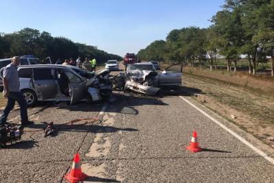 На Кубани произошла крупная авария на трассе, трое погибших и пятеро пострадавших