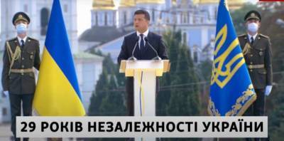 Зеленский выступает на «Марше защитников Украины» в Киеве