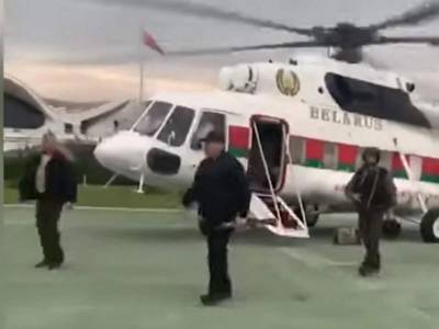 “Как крысы разбежались”: Лукашенко с автоматом в руках прилетел на вертолете во Дворец Независимости