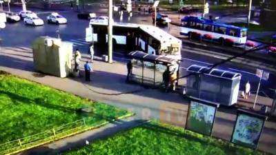 Автобус устроил "токийский дрифт" на перекрестке Ленинского и Зины Портновой - piter.tv