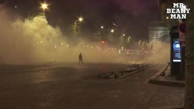 Полиция применила слезоточивый газ на Елисейских полях против болельщиков