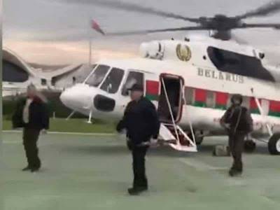 Как крысы разбежались: Лукашенко с автоматом в руках прилетел на вертолете во Дворец Независимости