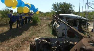 "Поздравление всем патриотам в ОРДЛО": в небо над Донецком запускают флаг Украины (трансляция)