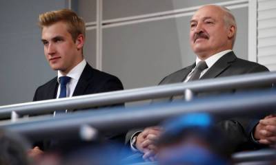 В бронежилетах и с автоматами: Лукашенко и его 15-летний сын вышли навстречу толпе протестующих