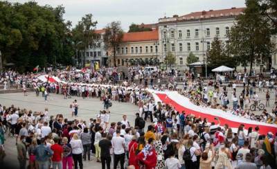 Литовцы выстроились в 32-километровую цепь солидарности от Вильнюса до границы Беларуси