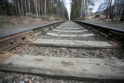 На Урале поезд насмерть сбил парня, еще один травмирован. СКР начал проверку