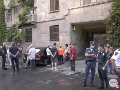 Жители одного из домов Еревана перекрыли дорогу и требуют прекратить стройку высотного здания