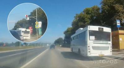 Культура вождения автобусов в Чебоксарах: ездят на красный свет по обочине