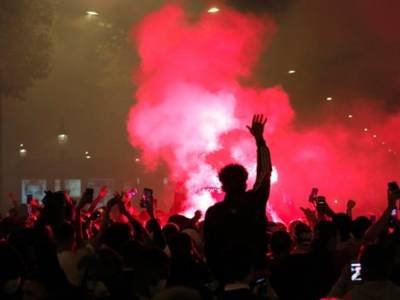 В Париже полиция применила слезоточивый газ для разгона футбольных фанатов