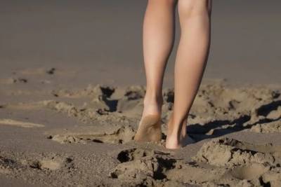 Саратовец на пляже устроил голую фотосессию 11-летней дочери