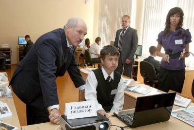 Лукашенко потребовал уволить поддержавших протесты учителей