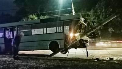 Во Владимире автобус повис на столбе после того, как у водителя случился инсульт. Видео
