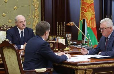 Лукашенко требует защитить учителей в школах от нападок
