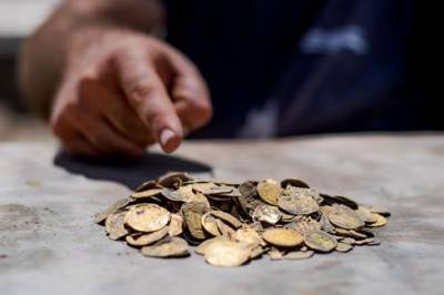Возле Явне обнаружили клад из килограмма золотых монет