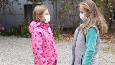 ВОЗ озвучила ограничения для ношения маски детьми младше 12 лет