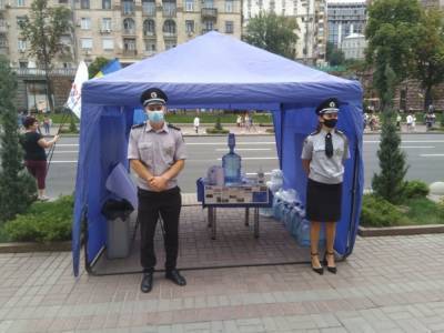 День Независимости Украины: На Крещатике полиция организовала спецпункты с водой, масками и дезинфекторами