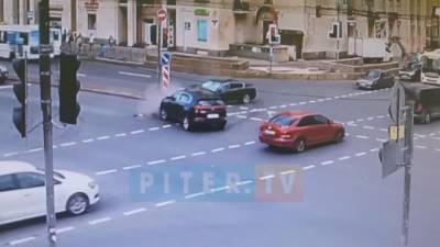 На видео попал замес двух иномарок в Невском районе