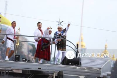 День Независимости: на торжествах выступила Сердючка на крыше вагона и Полякова на воздушном шаре