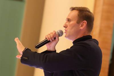 Песков ответил на вопрос о слежке за Навальным
