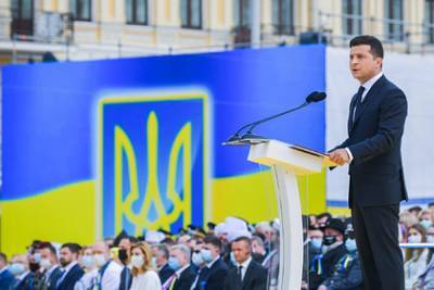 Зеленский пообещал большой военный парад после победы в Донбассе