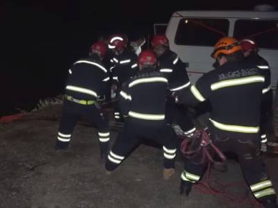 В Грузии число жертв падения микроавтобуса со склона увеличилось до 17
