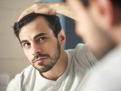 Эксперты назвали причины выпадения волос у мужчин