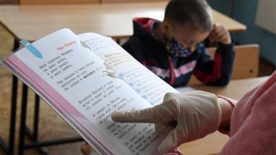 Власти Москвы уточнили порядок обучения школьников с COVID-19