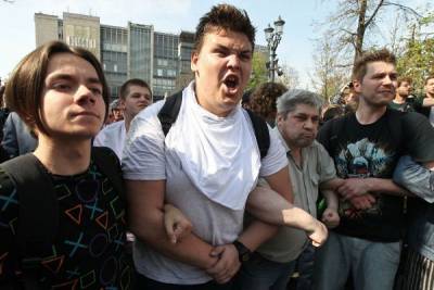 Врача, спасавшего Навального в Омске, начали травить его сторонники