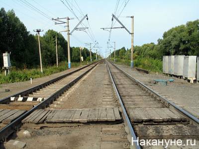 На Южном Урале подростки разбили железнодорожный светофор и положили шпалу на рельсы