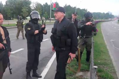 МИД Франции назвал видео с вооруженным автоматом Лукашенко пугающей постановкой