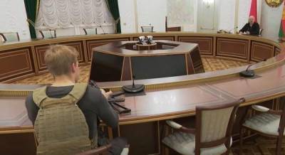 Коля взял автомат: соцсети взорвались мемами о вооруженном сыне Лукашенко