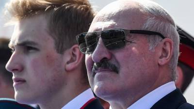 Оппозиция просит разобраться с вооруженным сыном Лукашенко