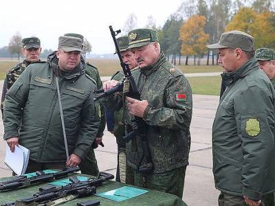 Политолог: Взяв в руки автомат, Лукашенко пытался показать, что готов идти до конца