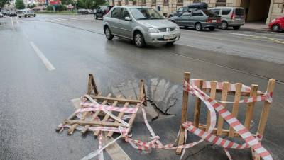 Прокуратура потребовала убрать ямы с дорог Васильевского острова