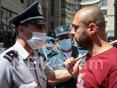 Полиция Армении подвергла приводу требующих отставки министра протестующих