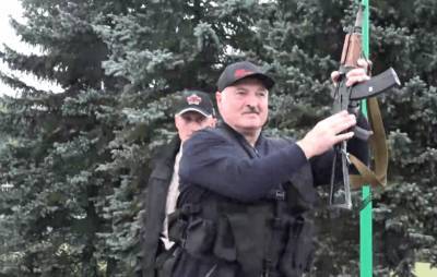 Появление на публике Лукашенко с автоматом назвали «уродством»