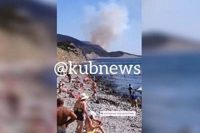 В Новороссийске тушат природный пожар на площади 1 га