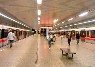 Операторы уточнили сроки покрытия мобильным сигналом пражского метро