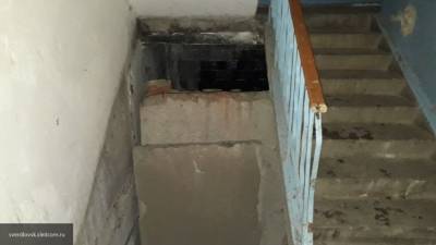 Двое учителей получили травмы из-за обрушения бетонной плиты в Астрахани