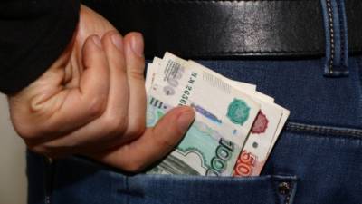 Женщина залезла в шорты к бывшему мужу и украла 11 тысяч рублей