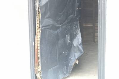 В Рязани вандалы сломали двери ярмарочных домиков