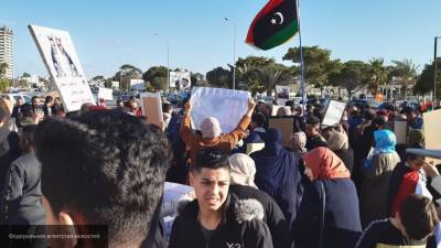Ливийцы объявили всеобщее восстание, требуя отставки Сарраджа и ПНС