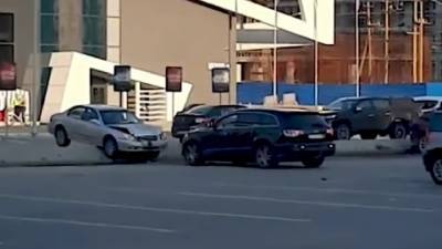 Неадекватный водитель таранил машины на парковке в Екатеринбурге из мести жене. Видео