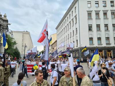 Тысячи людей пришли под Офис Зеленского: требовали освободить Антоненко и других политзаключенных