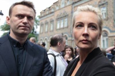 Жена Навального под охраной приехала в больницу в Берлине